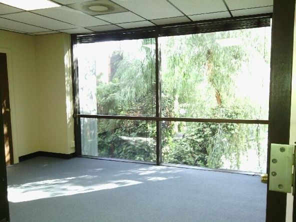 GROUND FLOOR PATIO OFFICE. SMART LAY-OUT. 4 OFFICES & RECEPTION.